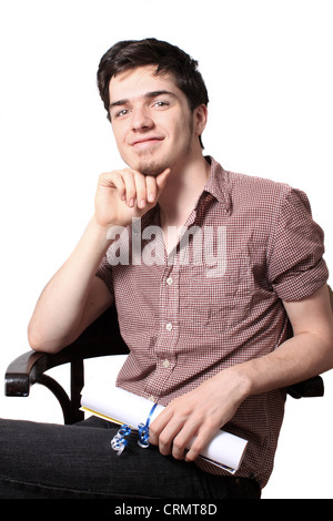 Portrait einer männlichen Abiturient mit holding sein Diplom, Farbband, eingehülltes lächelnd auf einem weißen Hintergrund Stockfoto