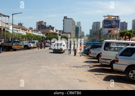 Afrika, Mosambik Maputo. Typische Straßenszene in der Innenstadt von Maputo. Stockfoto