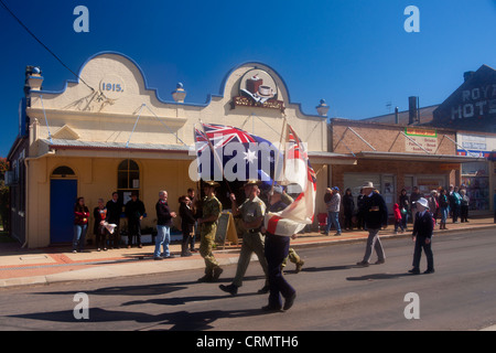 ANZAC Day Parade durch Haupt Strret Guyra, einer kleinen Landstadt im ländlichen Norden New South Wales Australien Stockfoto