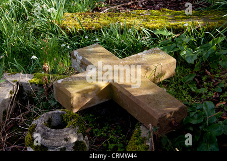 Eindrucksvollen Schuss Kreuz Teil der Grabstein liegend am Boden im Kirchhof Llangua Monmouthshire South Wales UK abgebrochen Stockfoto