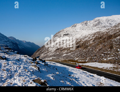 A4086 Llanberis Pass Straße im Winter mit Schnee in der Nähe von Llanberis Snowdonia National Park Gwynedd North Wales UK Stockfoto