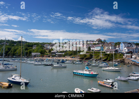 Neuen Kai-Hafen und Strand bei Flut mit Booten und bunten Reihenhäuser auf Hügel hinter Ceredigion Mid Wales UK Stockfoto