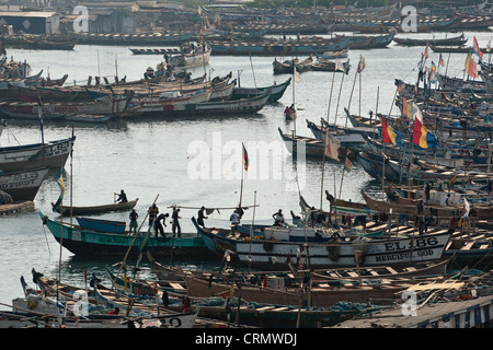 Angelboote/Fischerboote in den Hafen von Elmina, etwa 130km westlich von Ghanas Hauptstadt Accra auf Donnerstag, 9. April 2009. Stockfoto