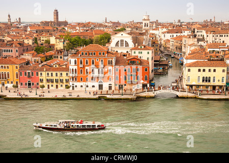 Panoramablick über Gebäude, Dächer, Promenade und Canale della Giudecca, Venedig, Italien Stockfoto