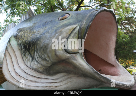 Eine riesige Bass Fisch-Statue. Stockfoto