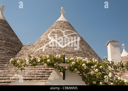 Konische trocken Steindach des Trulli-Haus, mit gemalten Herzen Symbol, Alberobello, Bari Provinz, Region Apulien, Italien Stockfoto