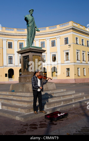 Ukraine, Odessa. Primorski Boulevard, Straßenmusiker spielen Geige vor berühmten Statue von Herzog de Richelieu. Stockfoto