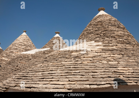 Konische trockenen Stein Dächer der Trulli Häuser, Rione Monti, Alberobello, Provinz Bari in Apulien, Italien Stockfoto