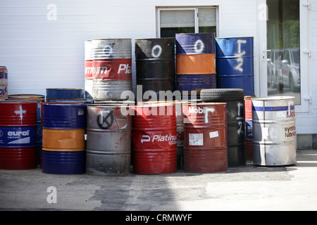 Alte große 200 Liter Öldosen - ready recycelt werden Stockfoto