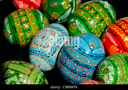 Ukraine, Odessa. Typische handgemalte ukrainische Souvenir aus Holz Eiern. Stockfoto