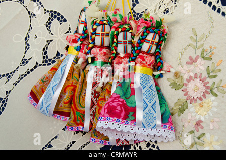 Ukraine, Odessa. Typisch ukrainischen Textile Souvenir Handarbeiten, Spitzen Tischdecke & -Puppen. Stockfoto