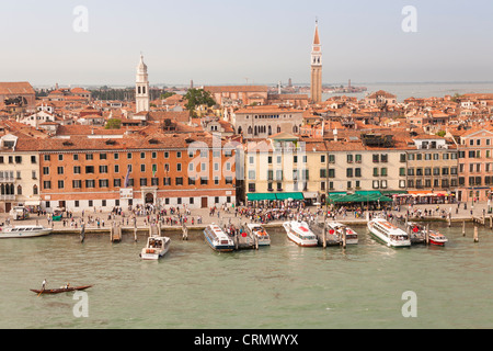 Panoramablick über Gebäude, Dächer, Promenade und Canale di San Marco, Venedig, Italien Stockfoto