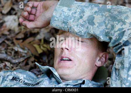 U.S. Army Sgt. Adam McQuiston, Fort Leonard Wood, Mo., Bohrlehrer, nimmt sich einen Moment Zeit, um nach dem Abschluss des Selbstvertrauenskurses, 27. Juni 2012, in Fort Eustis, zu atmen. Va. Mcquiston und fünf weitere Drill Sergeants nahmen an einem jährlichen Wettbewerb mit geistiger und körperlicher Stärke um den Titel Drill Sergeant of the Year Teil. Stockfoto