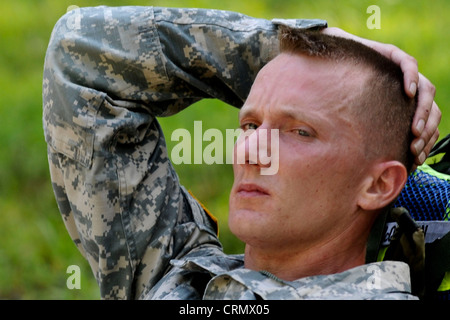 U.S. Army Sgt. Adam McQuiston, Fort Leonard Wood, Mo., Bohrlehrer, entspannt sich nach einem Ruck marsch vom Landnavigationskurs zum Vertrauenskurs, 27. Juni 2012, im Rahmen des jährlichen Drill Sergeant of the Year Wettbewerbs, der von Initial Military Training veranstaltet wird, für einen Moment. U.S. Army Training and Doctrine Command in Fort Eustis, VA. Während der Woche konkurrierten Bohrer Sergeants in einer Vielzahl von Veranstaltungen, die sie sowohl körperlich als auch geistig herausfordern sollten. Stockfoto