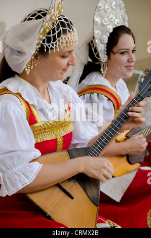 Ukraine, Jalta, Livadia-Palast. Ukrainische Folklore-Show. Frauen in traditionellen Kostümen spielen russische Balalaikas und lauten. Stockfoto