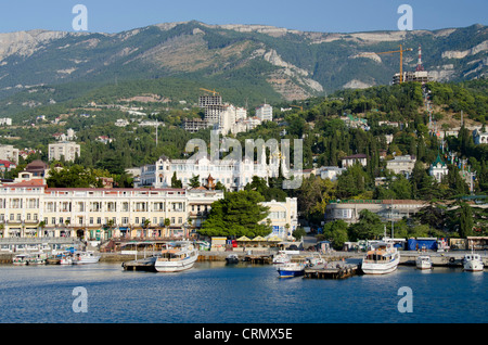 Ukraine, Yalta. Schwarzes Meer-Blick auf den Hafen von Jalta mit den Krim-Berge in der Ferne. Stockfoto