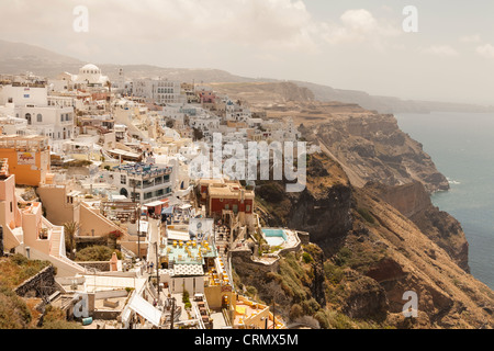 Mit Blick auf die Klippen Stadt Fira, die Hauptstadt der griechischen Insel Santorin, Griechenland Stockfoto