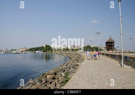 Bulgarien, Nessebar (aka Nessebar oder Nessebar). Mitte des 18. Jahrhunderts historische Hafenviertel hölzerne Windmühle. UNESCO-Weltkulturerbe-Stadt. Stockfoto