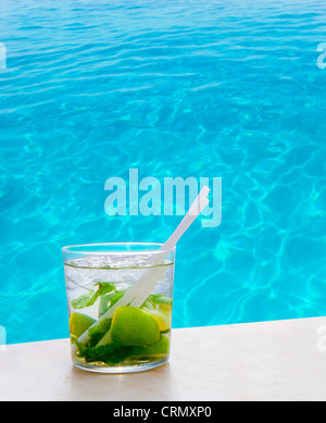 Mojito cocktail an einem perfekten tropischen Strand mit türkisblauem Wasser Stockfoto