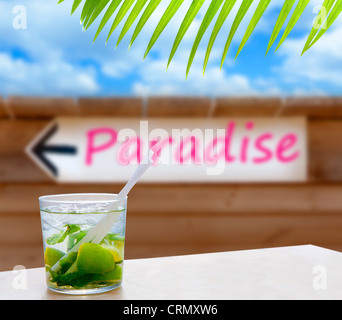 Cocktail Mojito in einer schriftlichen Paradies Wort Holz Wand-Pfeil-Symbol Stockfoto