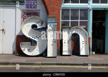 Ein Vintage Schild mit der Aufschrift "Sünde" im Bild außerhalb einer unabhängigen Werkstatt in Brighton, East Sussex, UK. Stockfoto