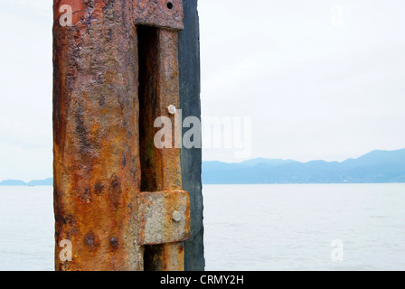 Closeup of Steel Spalten massive Rusty am Kai. Stockfoto