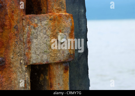 Closeup of Steel Spalten massive Rusty am Kai. Stockfoto