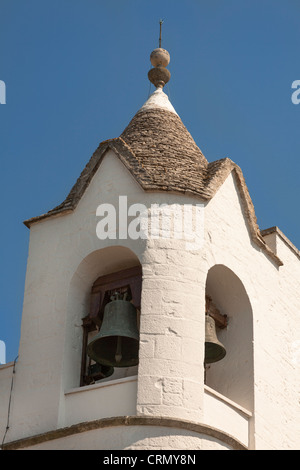 Glockenturm, Kirche des Heiligen Antonius, ein Trullo Kirche, Rione Monti, Alberobello, Provinz Bari, Apulien, Italien Stockfoto
