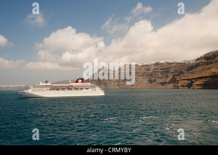 Die Zenith-Kreuzfahrtschiff vor Anker vor der Insel Santorini, Griechenland Stockfoto