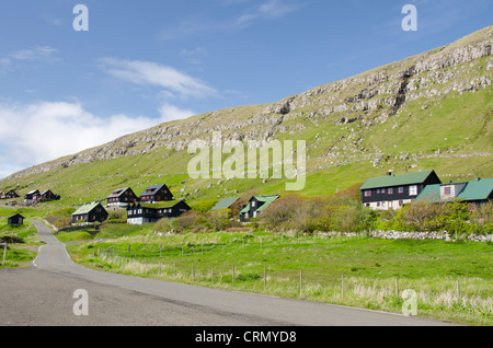 Königreich Dänemark, Färöer Inseln (aka Foroyar). Südspitze der Insel Streymoy, historische Kirkjubour Dorf. Stockfoto