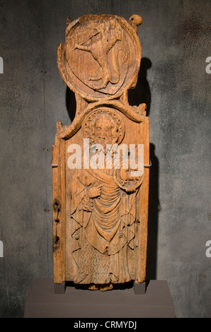 Dänemark, Färöer Inseln. Insel Streymoy, Tórshavn, Nationalmuseum der Färöer. Kunstvoll geschnitzte Kirche Kirchenbank. Stockfoto