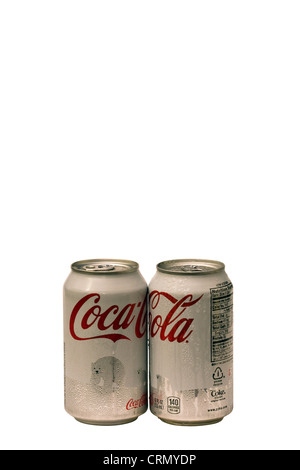 Schneiden Sie aus. Zwei 12oz weiß Coca-Cola-Dosen mit Eisbären und Kondensation auf weißem Hintergrund. Stockfoto