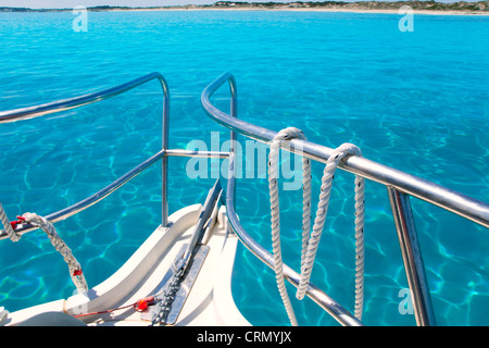 Boot in Formentera Insel transparenten Wasser auf Llevant-Strand Stockfoto