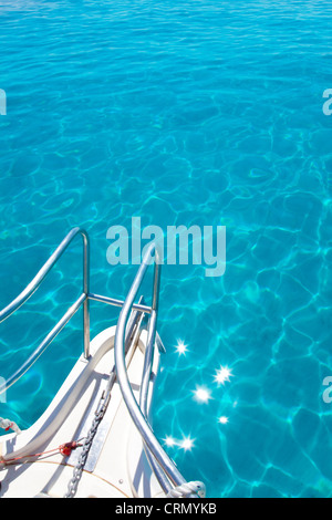 Balearen blau sauberen türkisfarbenes Wasser vom Boot Bug erhöhte Ansicht Stockfoto