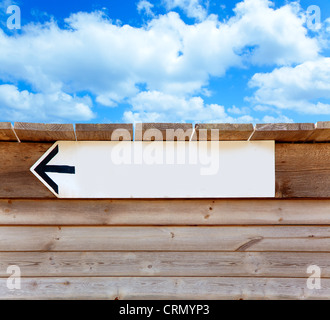 im Alter von Holz Richtung Pfeilmarkierung auf blauen Sommerhimmel Stockfoto