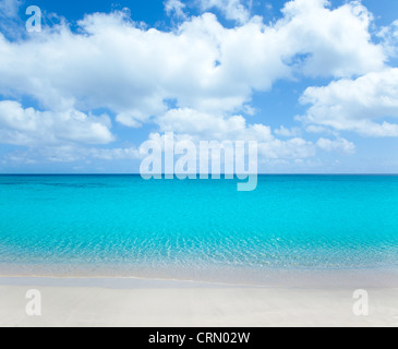 Strand mit weißem Sand und türkisfarbenem Wasser unter blauem Himmel tropische