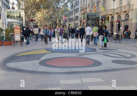 Spanien, Katalonien, Barcelona. Beliebte Innenstadt Fußgängerzone, La Rambla. Joan Miro Fliese Kunst am Mittelgang. Stockfoto