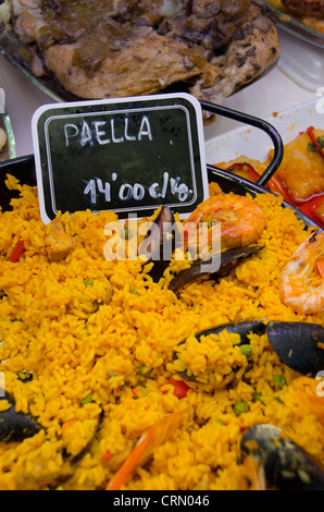 Spanien, Katalonien, Barcelona. Beliebte Markthalle Mercat de Sant Josep auf La Rambla gelegen. Traditionelle Paella. Stockfoto