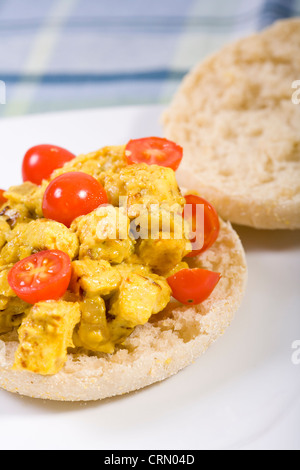 Offenen vegane Tofu-Salat-Sandwich mit Tomaten - Dies ist eine vegane Version von einem Eiersalat Stockfoto