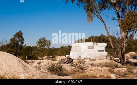 Einen alten Wohnwagen sitzt auf einem Opal Bergbaugebiet im ländlichen Australien Stockfoto