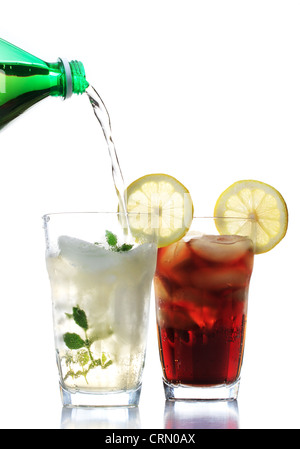 Ginger Ale und Cola in den Gläsern mit Zitrone garniert Stockfoto