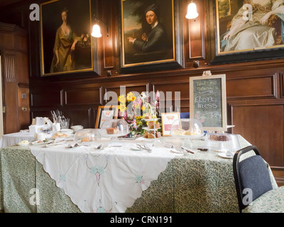 Eine Anzeige der Kuchen in der getäfelten Eingangshalle am Kiplin Halle Scroton North Yorkshire Stockfoto