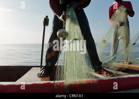 Fischer ziehen ihre Netze beim Angeln vor der Küste in der Nähe von Cape Coast, Central Region, Ghana. Stockfoto