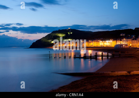 Blick auf Marine Terrace Promenade, Strand und Constitution Hill in der Dämmerung / Nacht Aberystwyth Ceredigion Mid Wales UK Stockfoto