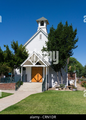 Vorderansicht der Außenseite der Evangelisch-methodistischen Kirche in Shandon, Kalifornien. Stockfoto