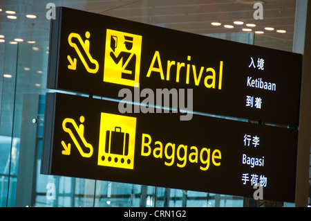 Richtung Zeichen im Inneren des neuen modernen Changi Flughafen-terminal in Südostasien in Singapur Stockfoto