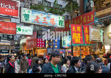 Masse der Leute, die gehen auf der Straße in der Innenstadt von Hongkong China Stockfoto