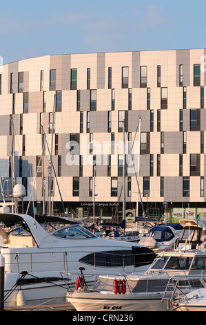 Marina im Vordergrund der Universität Campus Suffolk auf der Uferpromenade, Neptun Marina, Ipswich, Suffolk Stockfoto