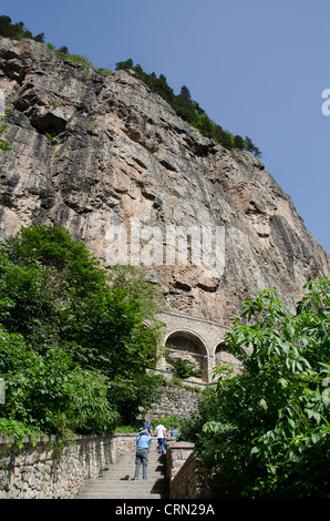 Türkei, Trabzon. Sumela Kloster (aka St. Maria von Mount Mela). 12. Jahrhundert Kloster, Klippen der Black Mountains. Stockfoto