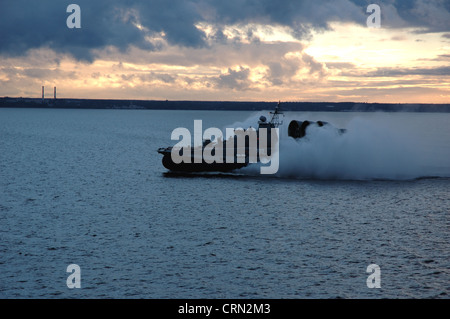 Russische Zubr Klasse militärische Hovercraft im Hafen von St. Petersburg Stockfoto
